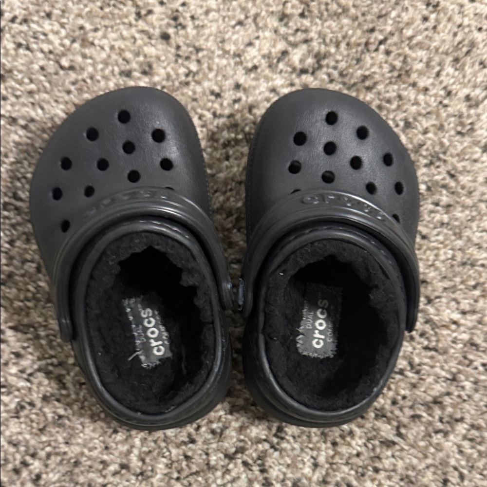 CROCS Toddler Black Fuzzy Slippers (C4)